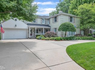 909 Hawthorne Rd, Grosse Pointe Woods, MI 48236