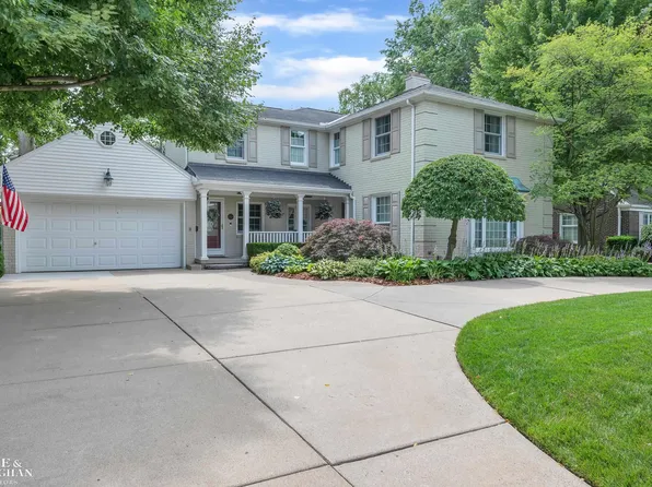 909 Hawthorne Rd, Grosse Pointe Woods, MI 48236