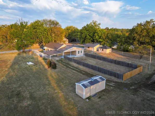 723 S Maple St, Nowata, OK 74048