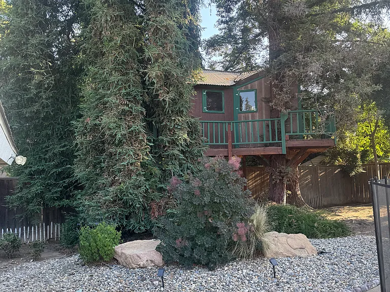 526 E Kelso Ave — Photo 18