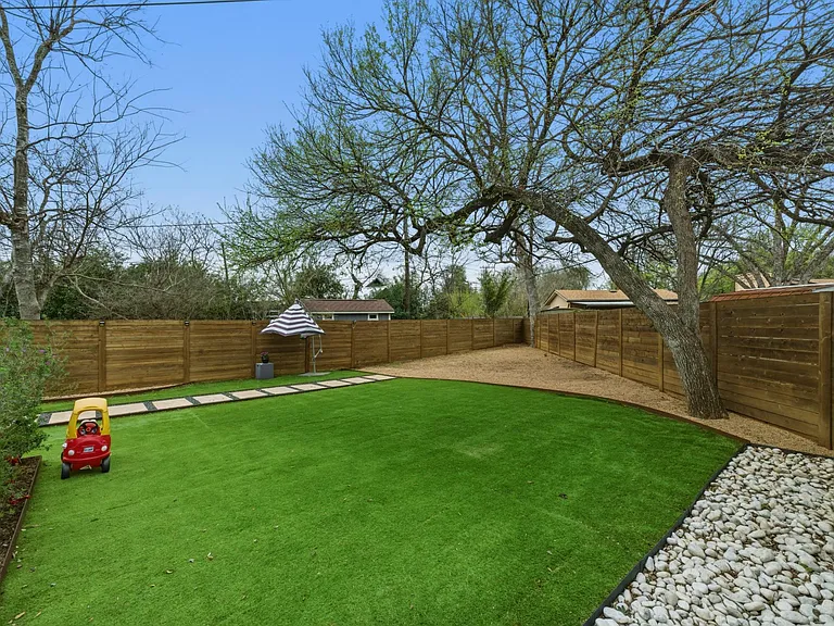 1405 Camelot Cir #A — Photo 37