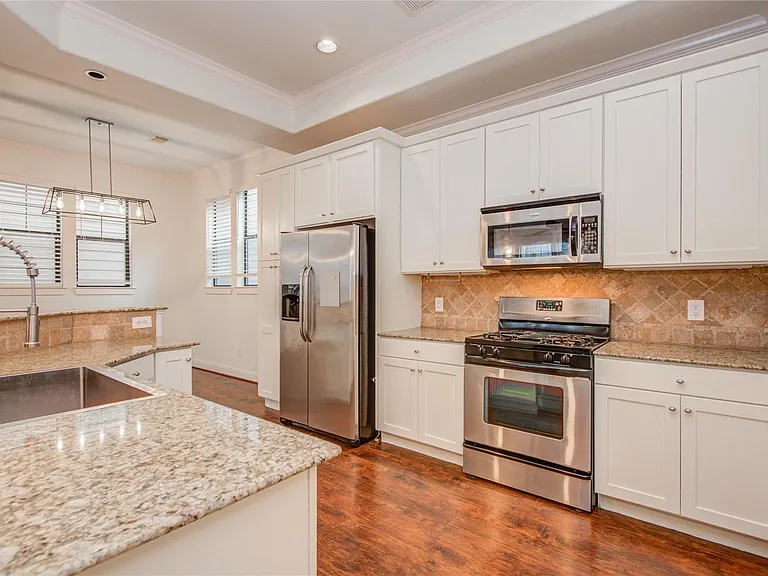 2414 Charleston St #B — Photo 12