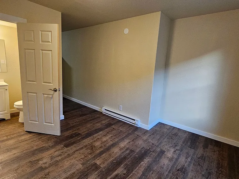 400 Railroad Ave — Photo 9