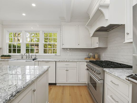 4th image of 40 Ridgeview Ave