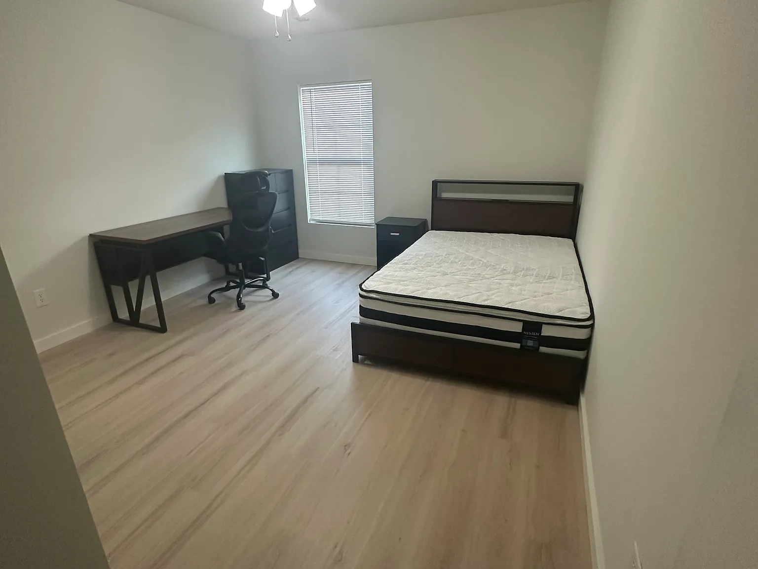 5 bed, 2711 sqft, $850 — Photo 2