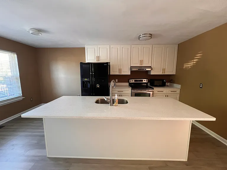 1307 Lobelia Ln — Photo 3