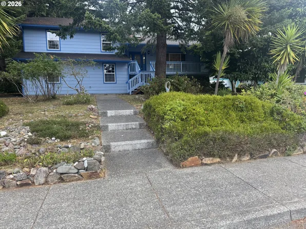 860 Jodee Ln, Brookings, OR 97415