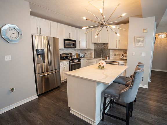 3rd image of 1649 Ashland Ave Unit 302