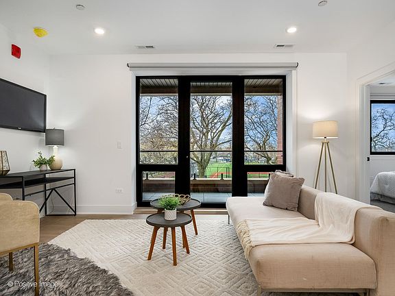 3rd image of 4713 N Clark St #509