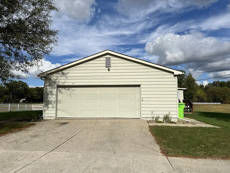 2044 Peters Rd — Photo 2