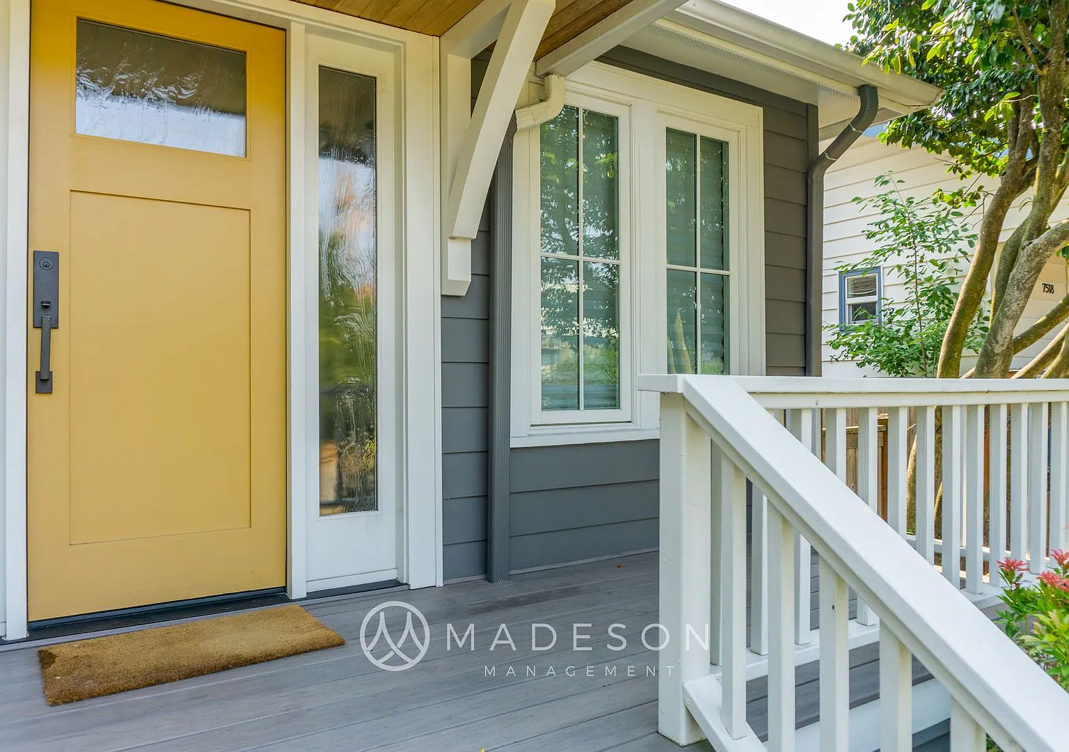 Beautiful Remodeled House with Fenced Yard in Maple Leaf — Photo 4