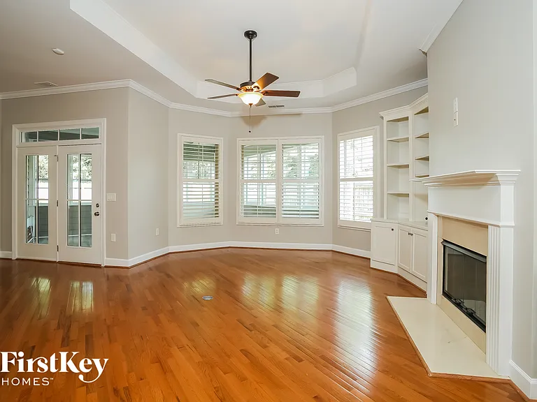 207 Hickory Nut Ln — Photo 3