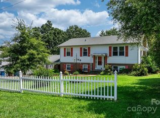 1341 Village Cir, Hickory, NC 28602