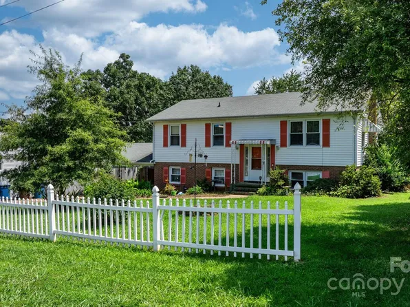 1341 Village Cir, Hickory, NC 28602