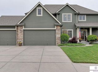 7648 Castle St, Papillion, NE 68046