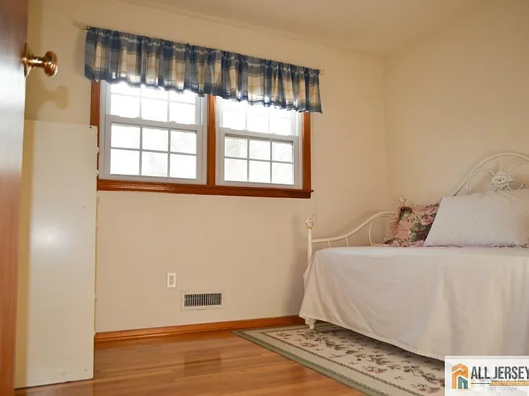 8 Sherwood Rd — Photo 10