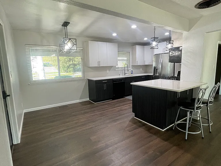 1140 Lake Home Dr — Photo 5
