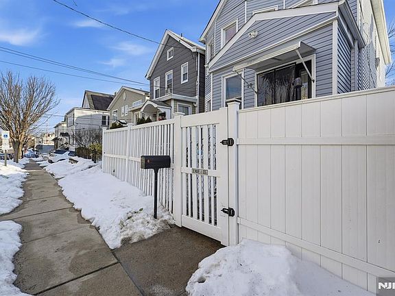 3rd image of 10 Maple St