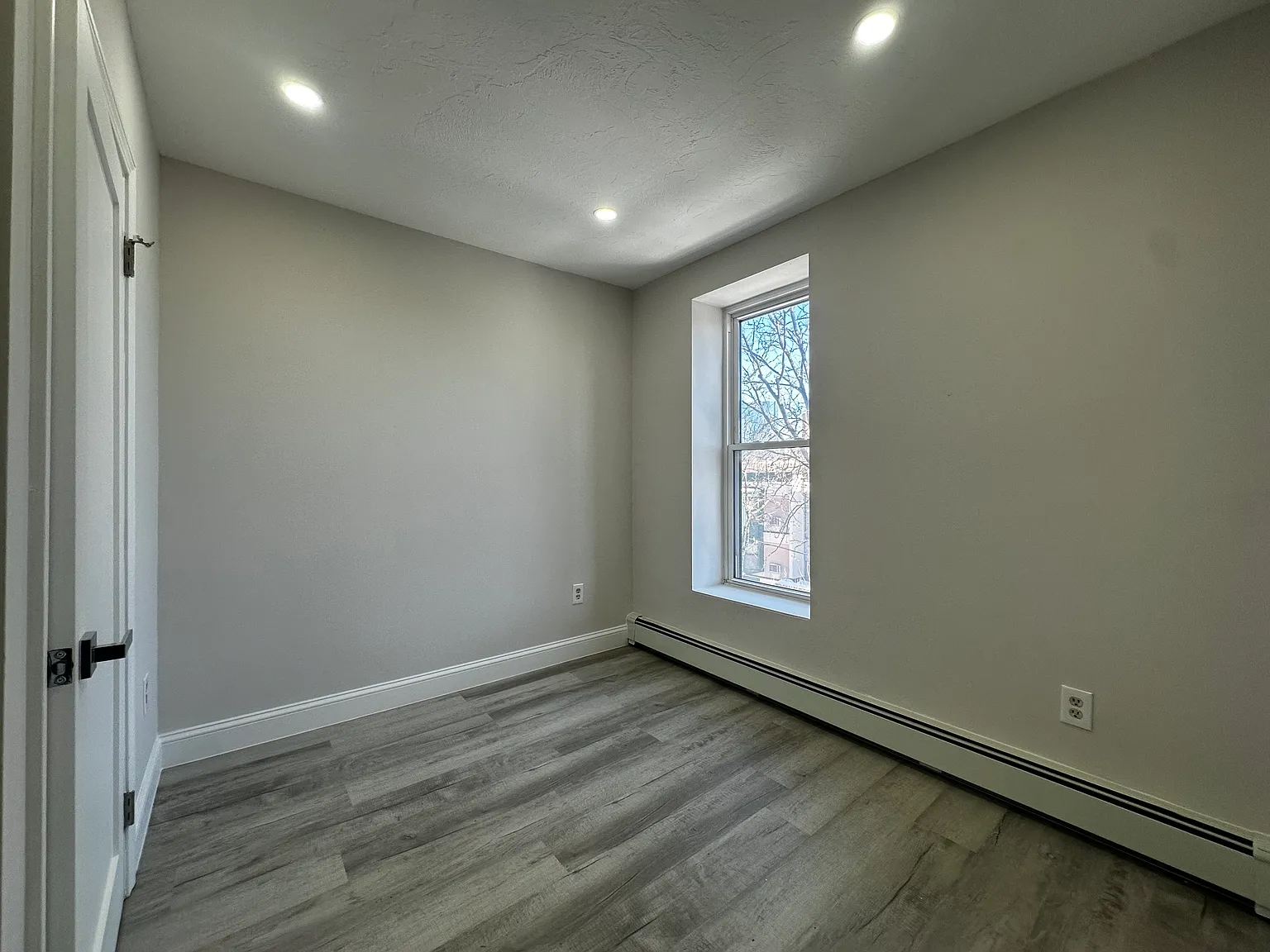 3 bed, 750 sqft, $4,200 — Photo 3