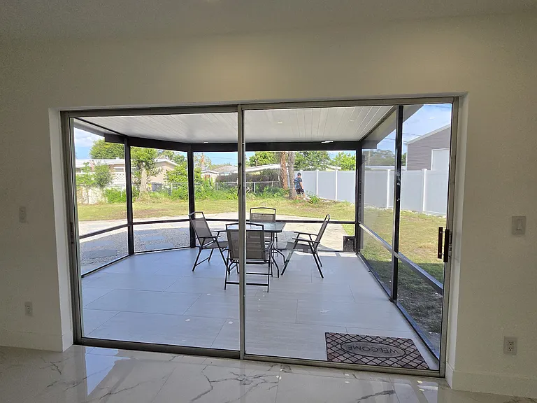 305 SE Airoso Blvd — Photo 30