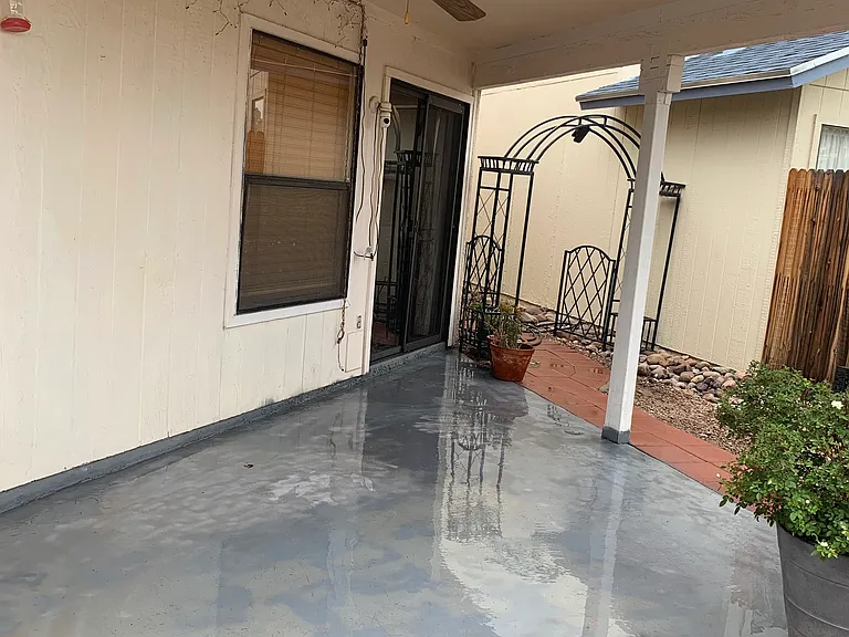 Outdoor area (connected to kitchen)