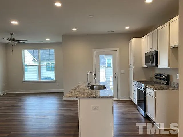 904 Hillman Ln — Photo 5