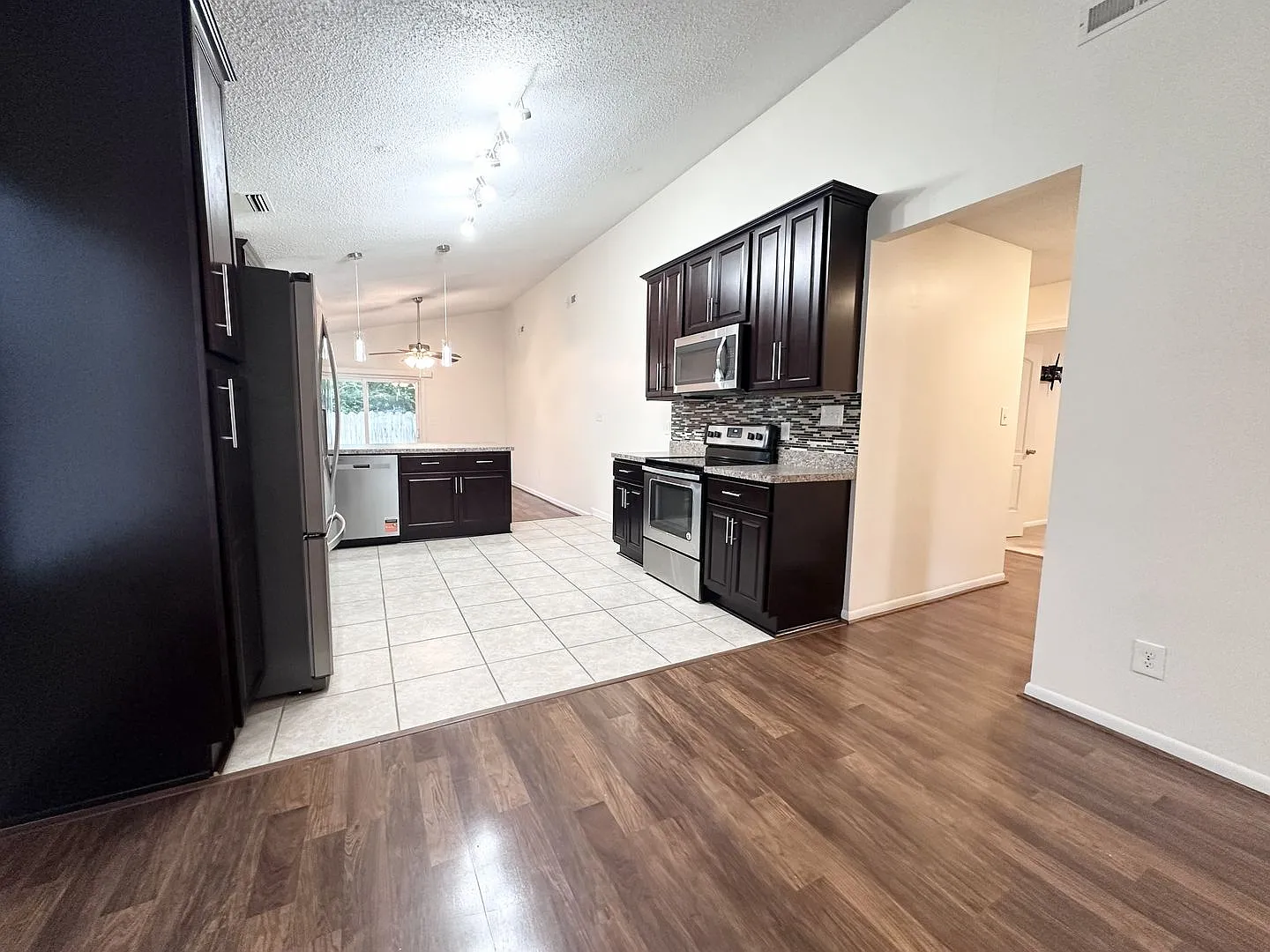Beautifully Remodeled 3 Bedroom in the Brandon Neighborhood — Photo 4