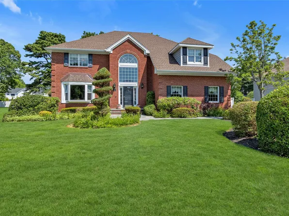 17 Pheasant Run Lane, Dix Hills, NY 11746