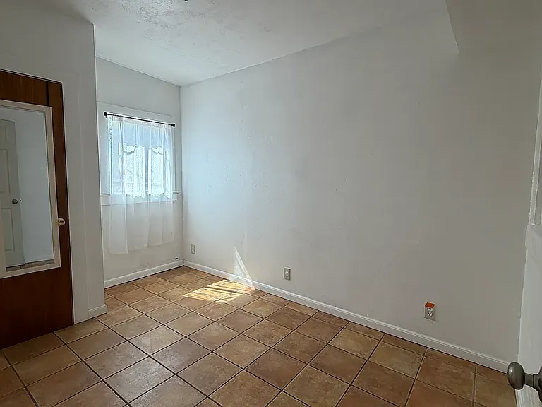 1321 E 8th St — Photo 36
