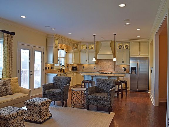 3rd image of 1104 Kavenaugh Ln