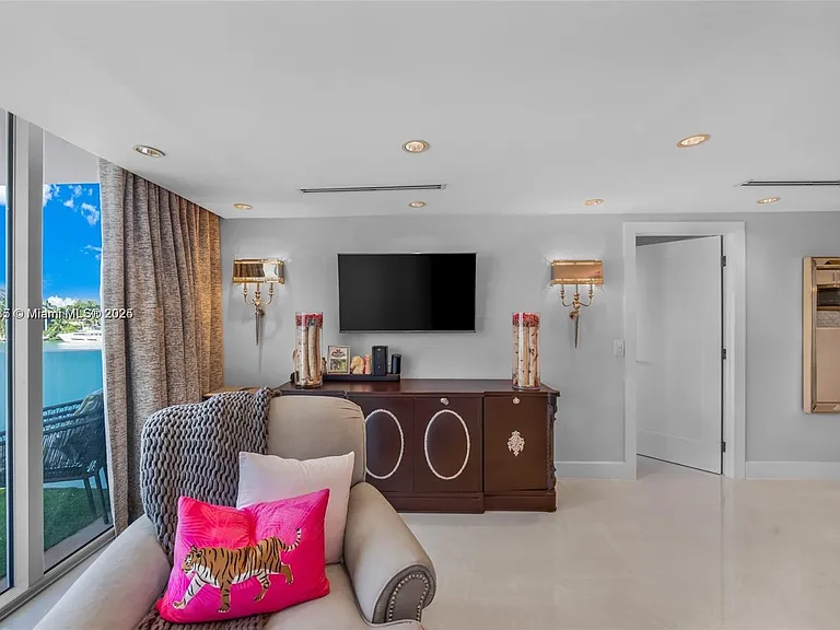 5838 Collins Ave #2F — Photo 4