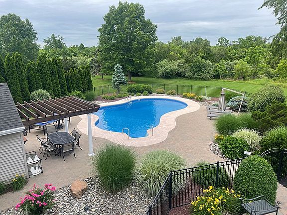 Pool House w/full bath