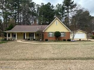 255 Deerfield Rd, Grenada, MS 38901
