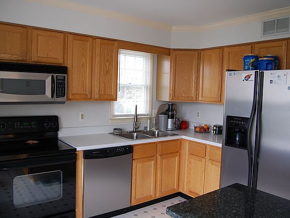 3rd image of 117 Redhaven Ct