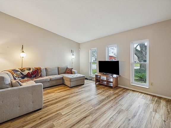 3rd image of 3902 Broken Elm Dr