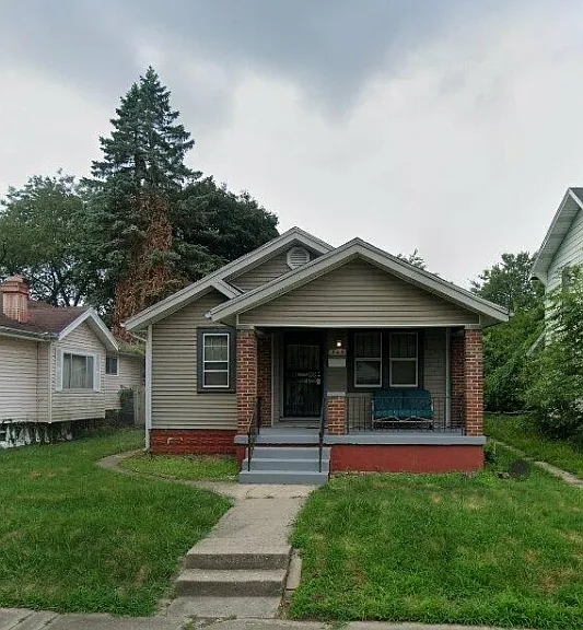 325 Burleigh Ave — Photo 1