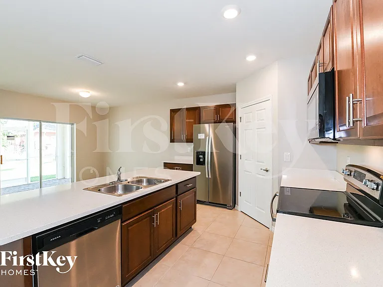 2705 SW 4th Ln — Photo 6