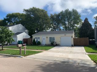 2S647 Wembly Dr, Warrenville, IL 60555