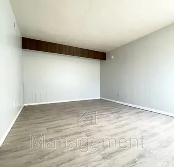 406 Burbank Dr — Photo 3