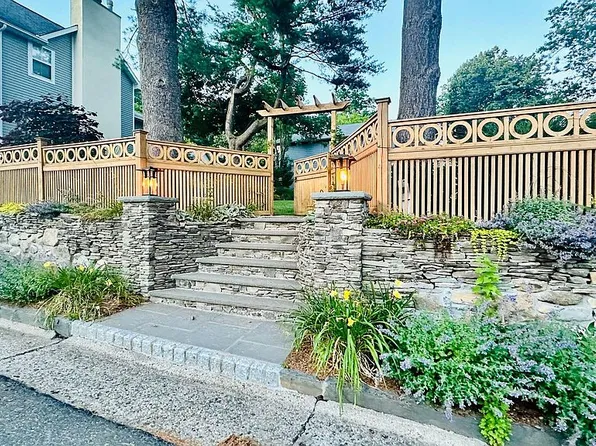 18 20th Ave, Sea Cliff, NY 11579