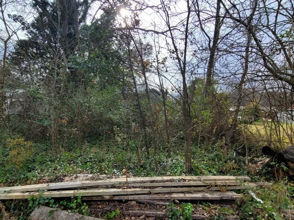 172 Jarrott St, Holly Springs, MS 38635