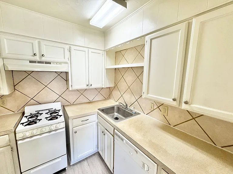 419 W Sycamore St — Photo 20