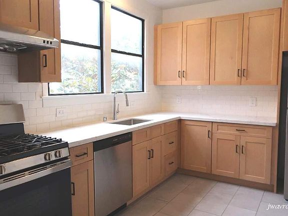 4th image of 2060 Stockton St