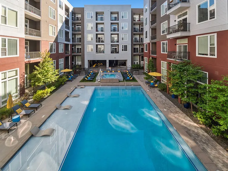 DenargoMarket_amenity_pool