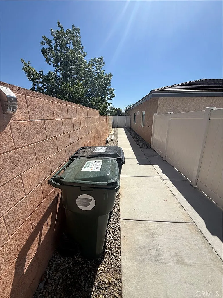 3 bed, 1172 sqft, $3,000 — Photo 2