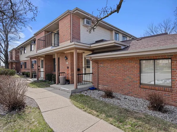 4569 South Greenridge CIRCLE, Greenfield, WI 53220