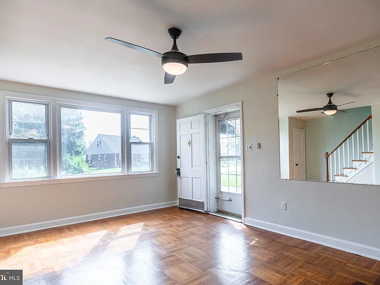 526 Michell St — Photo 6