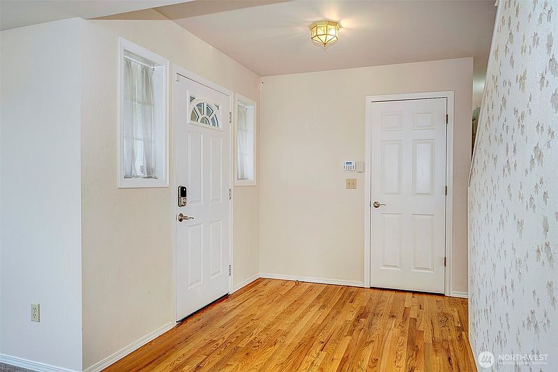 4th image of 637 Washington Place SW