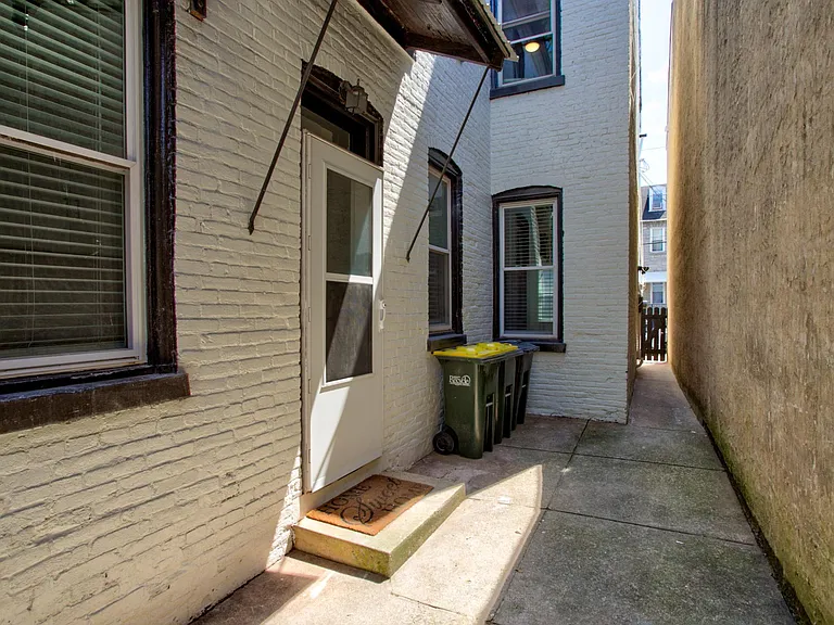 329 E Chestnut St #1 — Photo 23