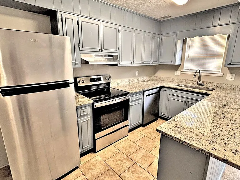 209 Cloverleaf Dr — Photo 7